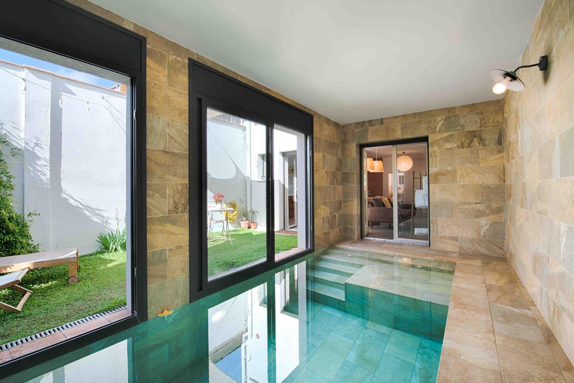Apartament Loft Con Piscina Climatizada De Agua Salada Y Parking En El Centro De Figueres Figueres  Zewnętrze zdjęcie